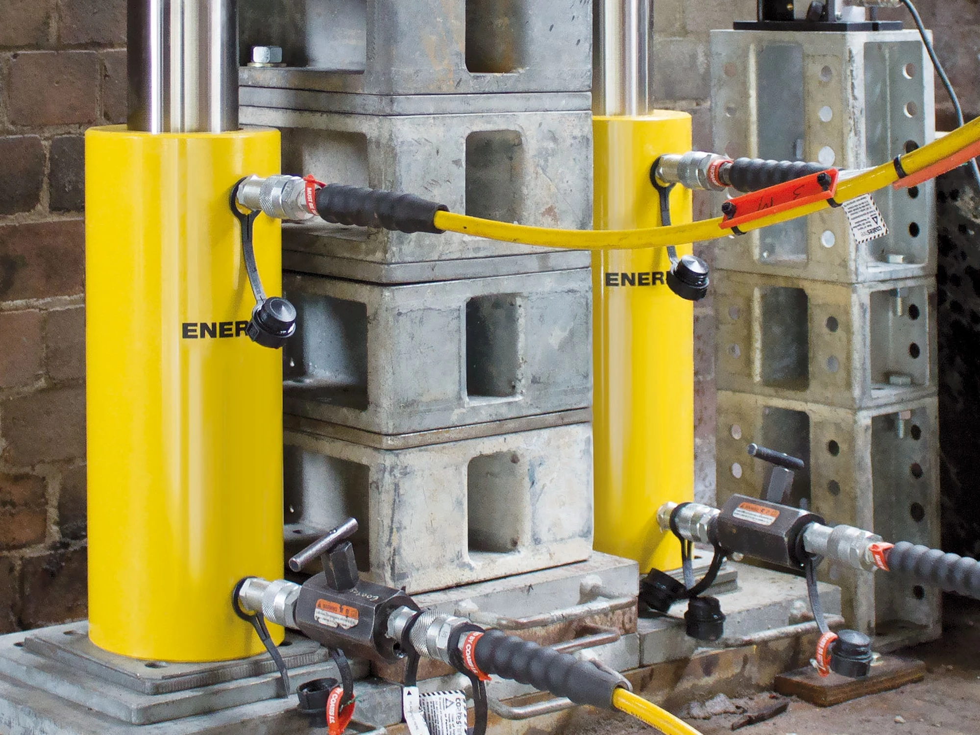 Hydraulic tilt cylinder